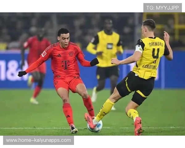 德甲拜仁外围分球精准，门前攻势猛烈